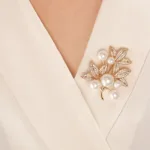 سنجاق گل نگین دار مرواریدی طلایی شوپینگ